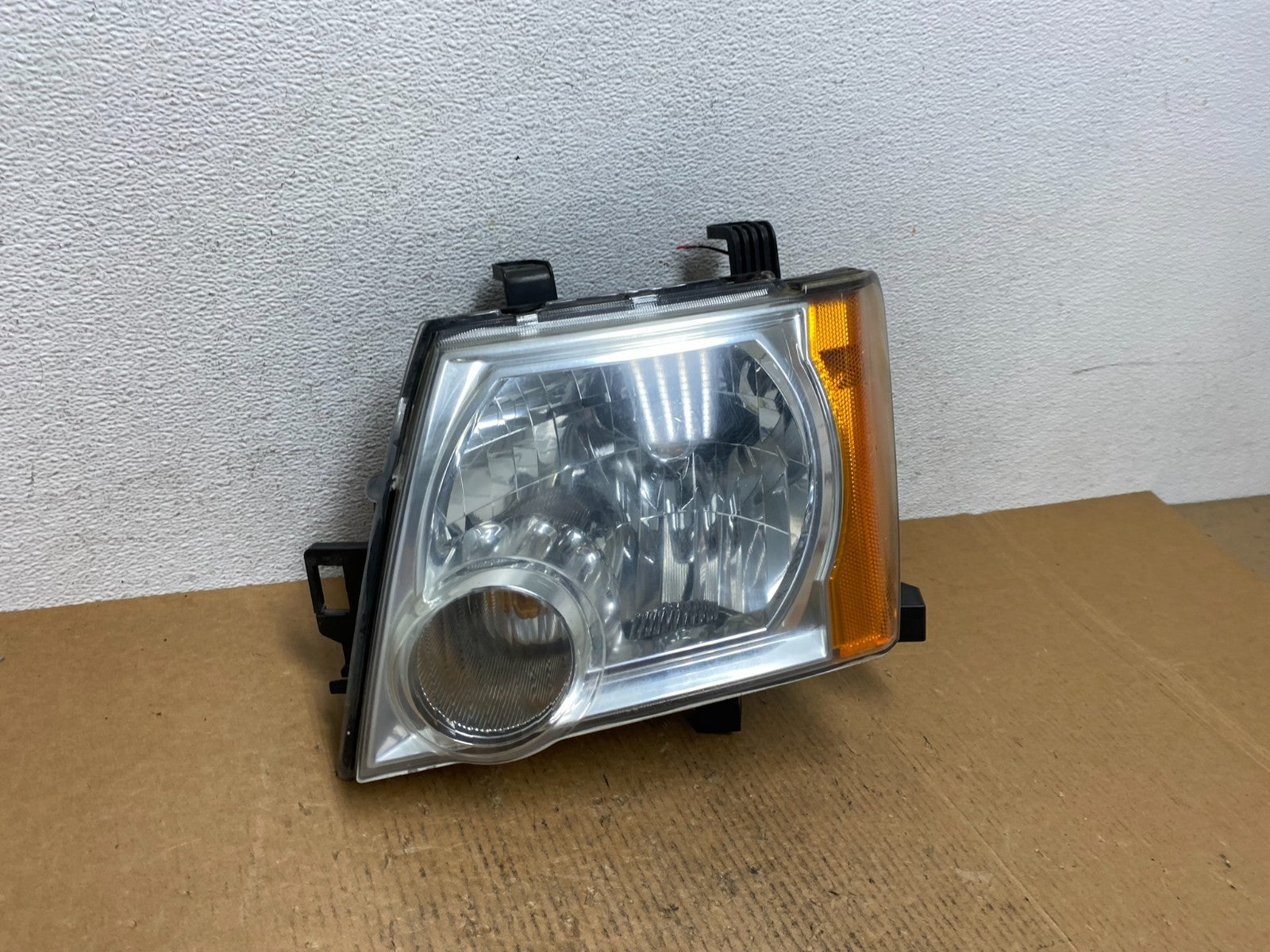 2005 - 2015 Nissan Xterra Driver Left LH Side Headlight AE1220 DW2