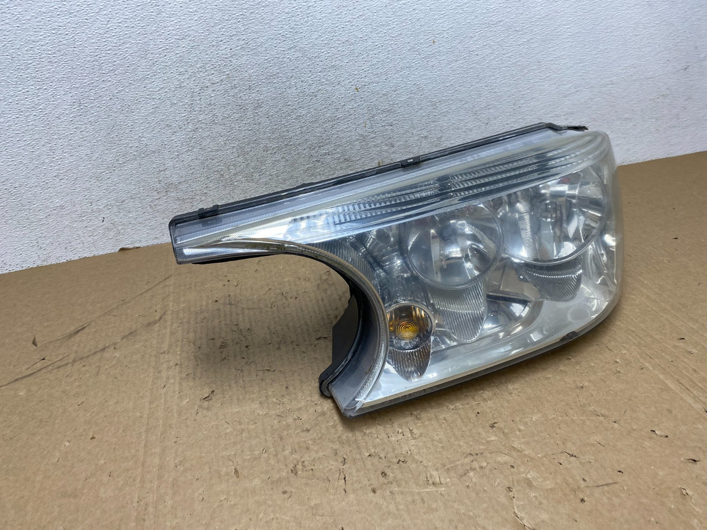 2004 to 2007 Buick Rainier Left Driver LH Side Headlight AG1083 DW2
