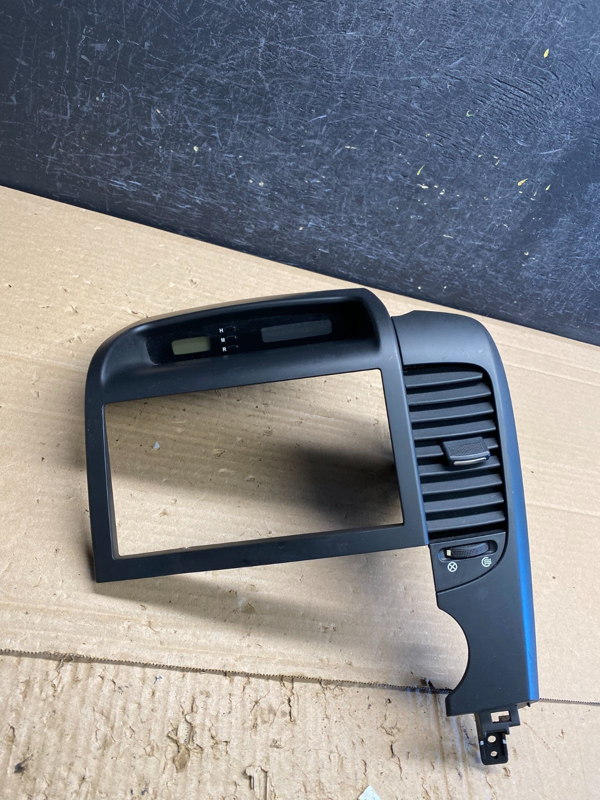 2006-2012 Hyundai Entourage Sedona Center Radio Clock Bezel Air Vent AG0200 DG0