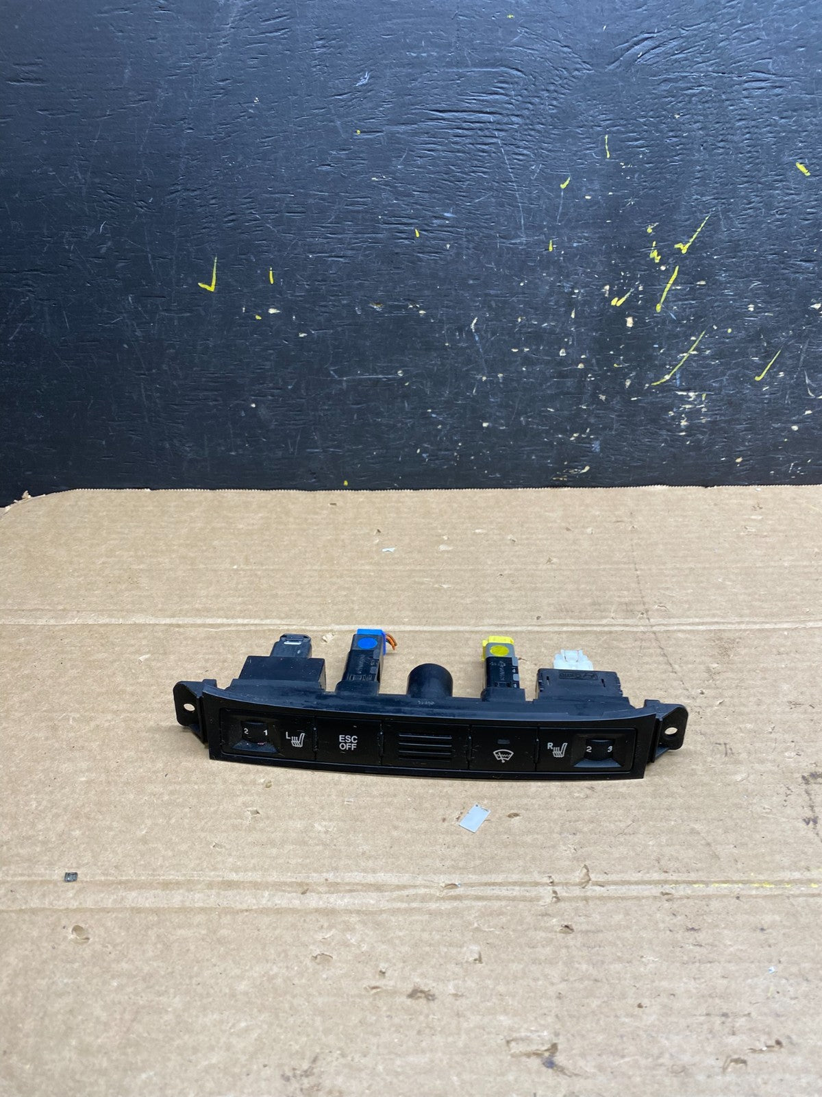 2006 - 2012 Kia Sedona Entourage Heated Seats ESC OFF Switches Panel W9462 DG0
