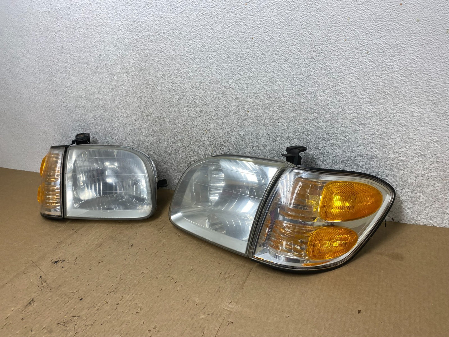 2001-2004 Toyota Sequoia Left+Right Side Halogen Headlights AF9825 DW1