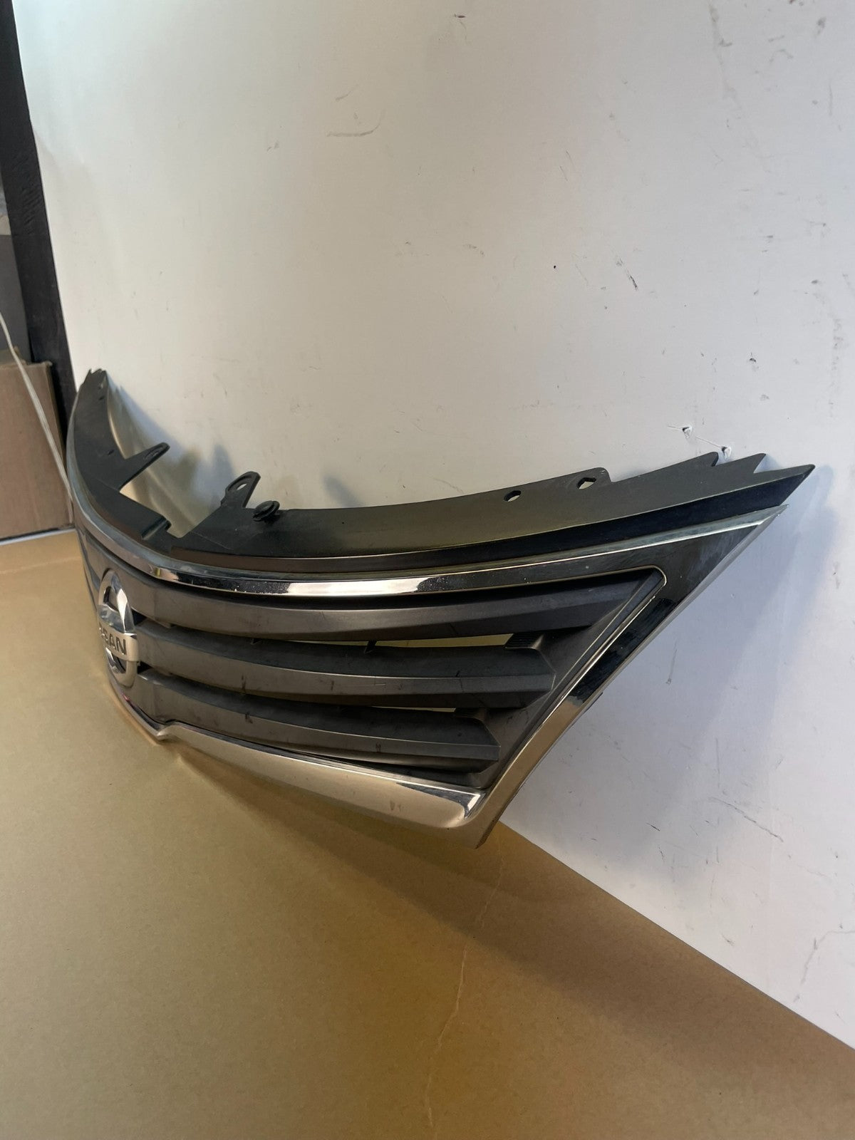 2010 to 2012 Nissan Versa Hatchback Front Upper Grill Grille AI3971 DW1