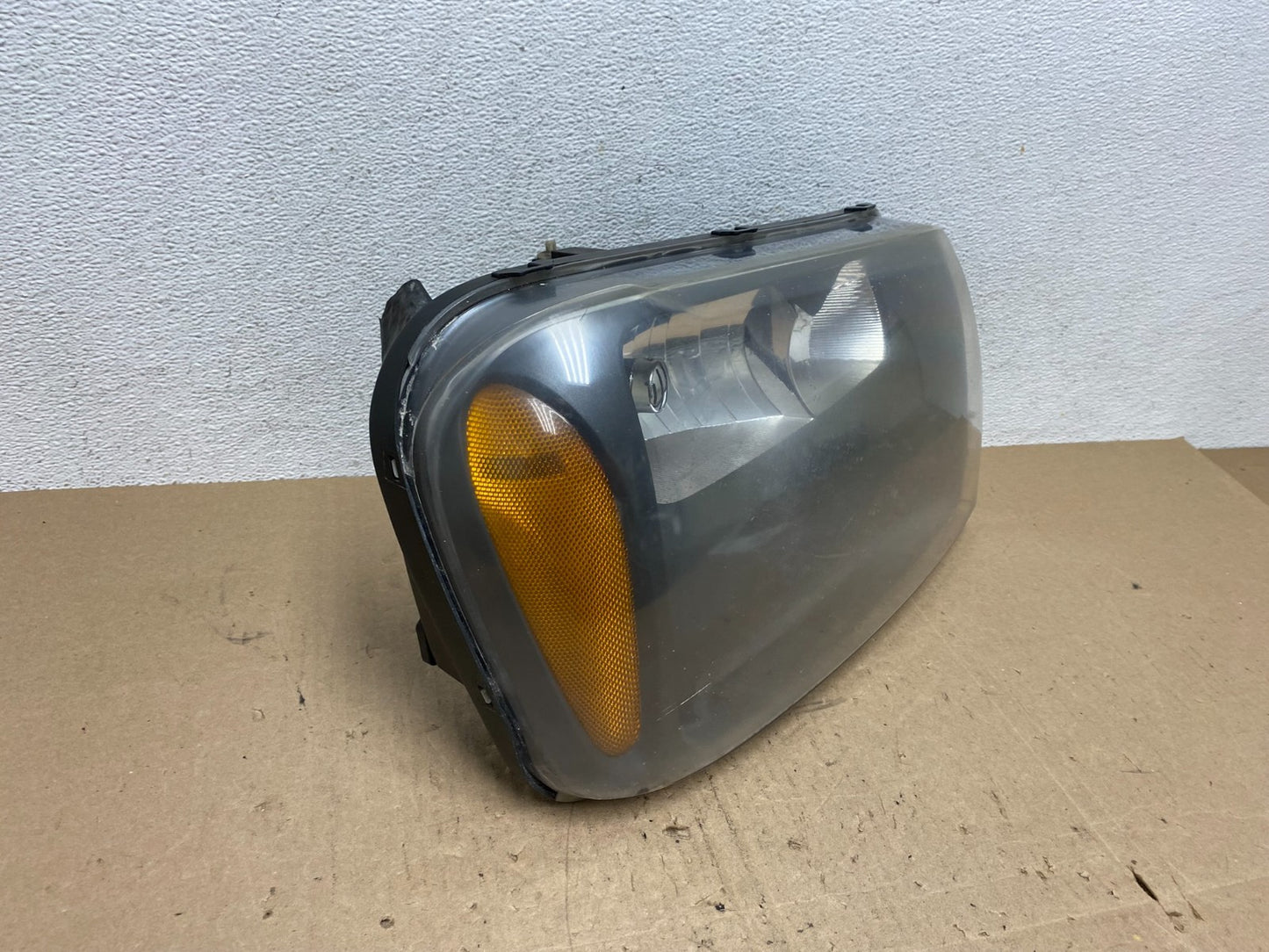 2006 2009 Chevrolet Trailblazer Right Headlight Flush Half Grille Bar AE6134 DW2
