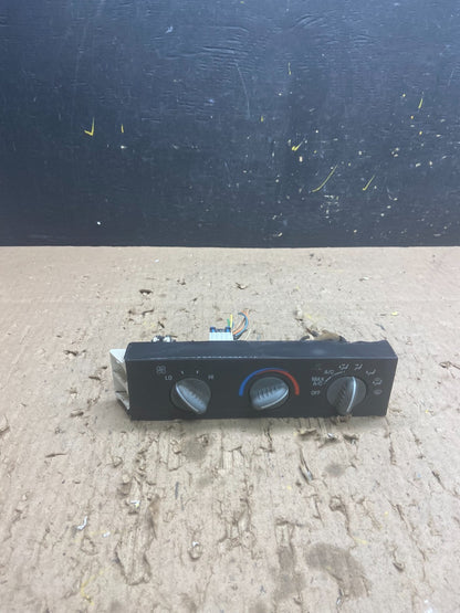 2001 - 2007 GMC Chevrolet Express 1500 Climate Control A/C t9045 DG0
