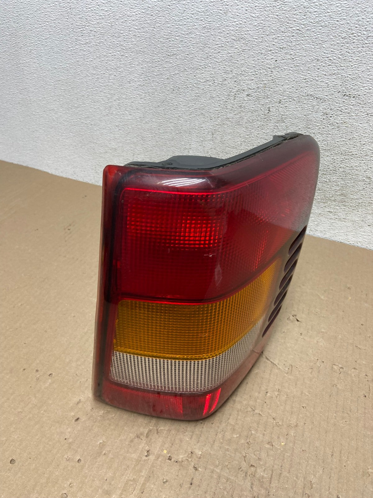 1999-2004 Jeep Grand Cherokee WJ Right Passenger Rh Tail Light AE9651 LK2