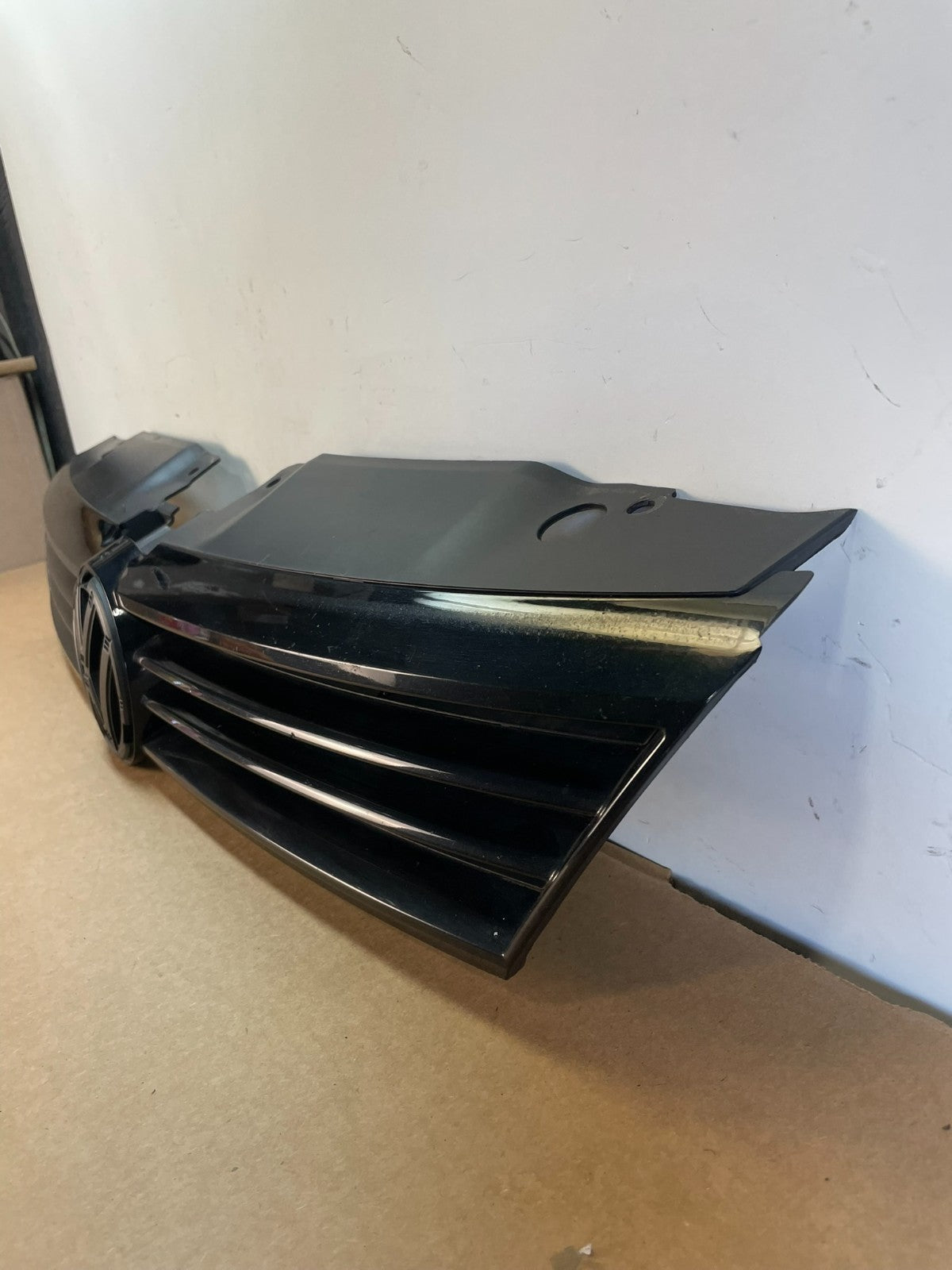 2011 to 2014 Volkswagen Jetta Sedan Front Upper Grille Grill af8585 DG1