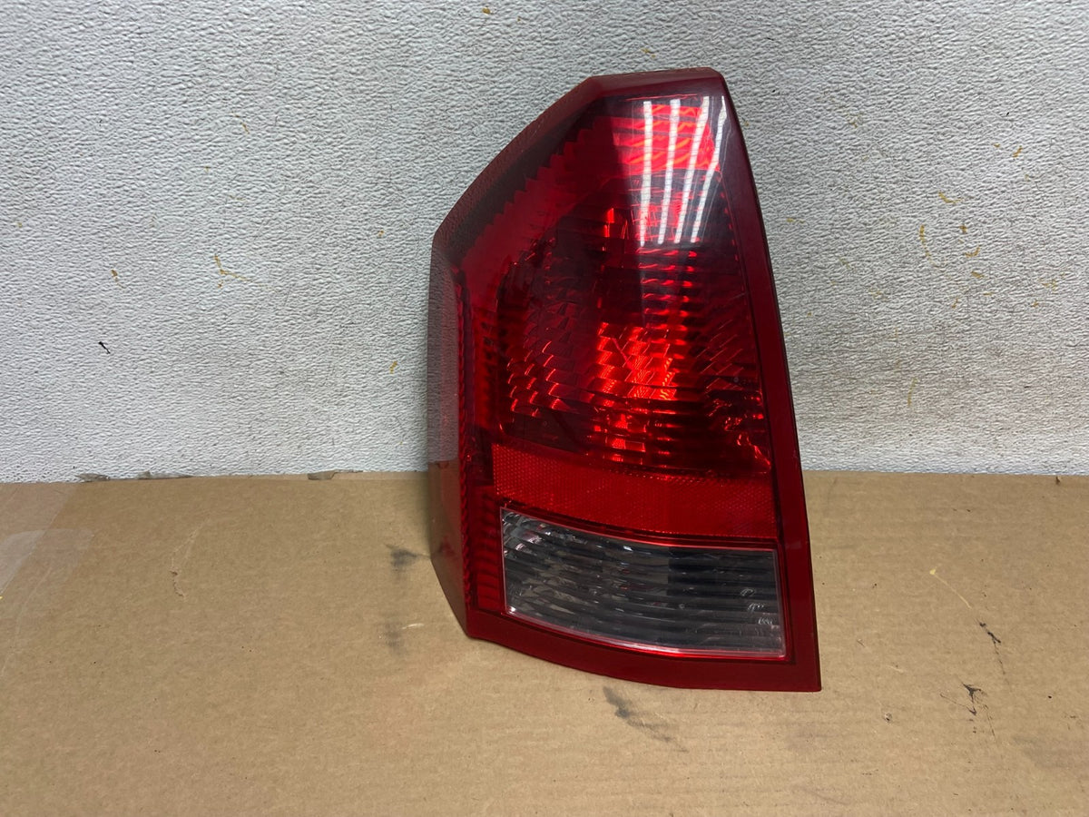 2005 - 2007 Chrysler 300 Left Driver Lh Side Tail Light AH4463 DW0