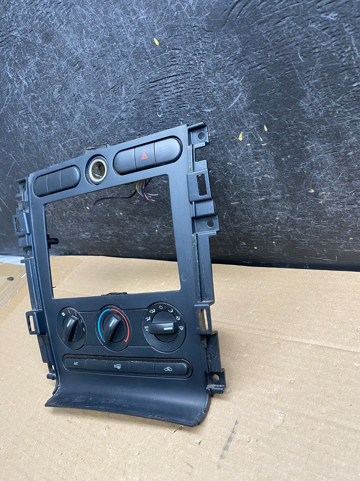 2005 to 2009 Ford Mustang Heater Climate Control Radio Dash Bezel AG5263 DG2