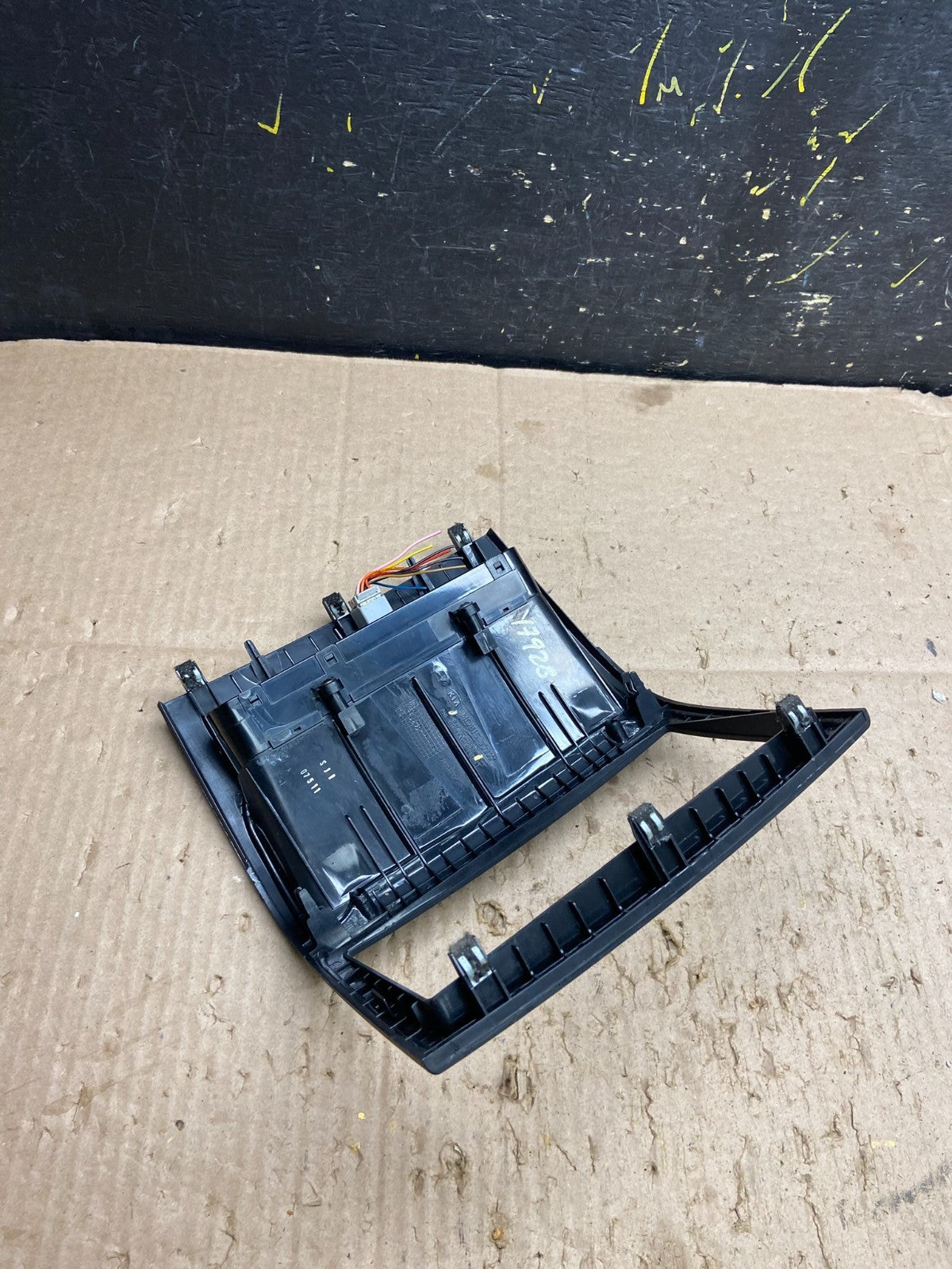 2006-2012 Hyundai Entourage Sedona Center Radio Clock Bezel Air Vent Y7928 DG3