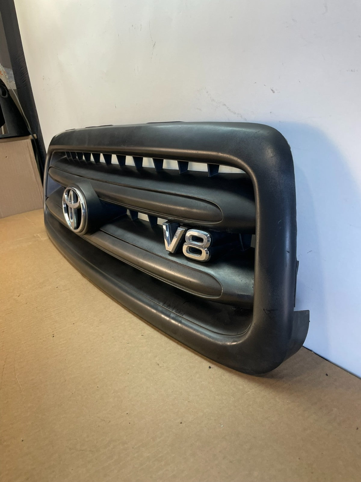 2001 to 2004 Toyota Sequoia Front Upper Grill Grille W/ Emblem AG3109 DG1