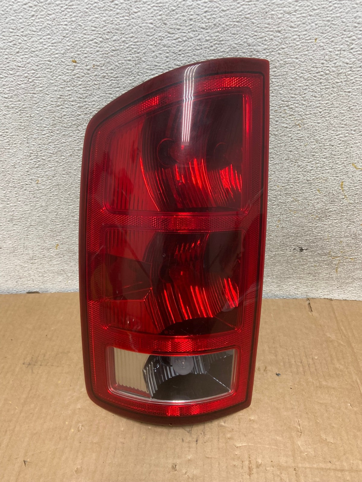 2002 to 2006 Dodge Ram 1500 Left Driver side Tail Light AI6936 LK0