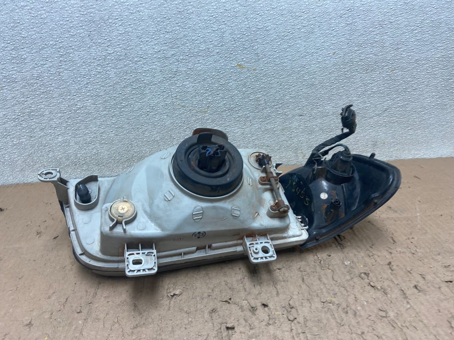 1998 to 2002 Kia Sportage Left Driver LH Halogen Headlight OEM Y4855 DG7