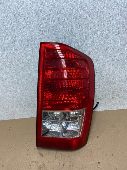 2007 2010 Hyundai Entourage Right Passenger RH Tail Light AE7351 DW0