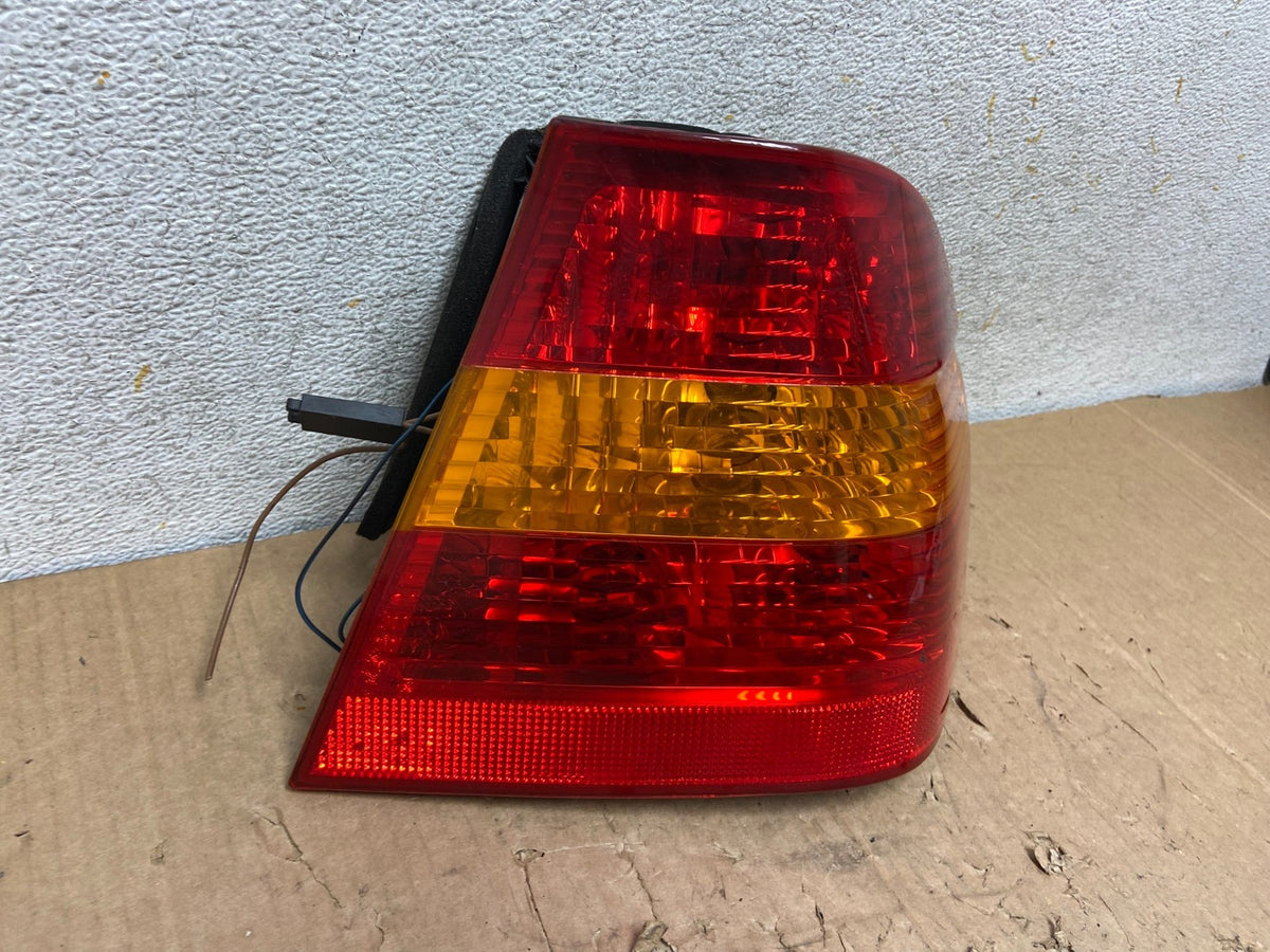 2002 - 2005 BMW 3 E46 Series Right Passenger RH Side Tail Light AI9167 LK2