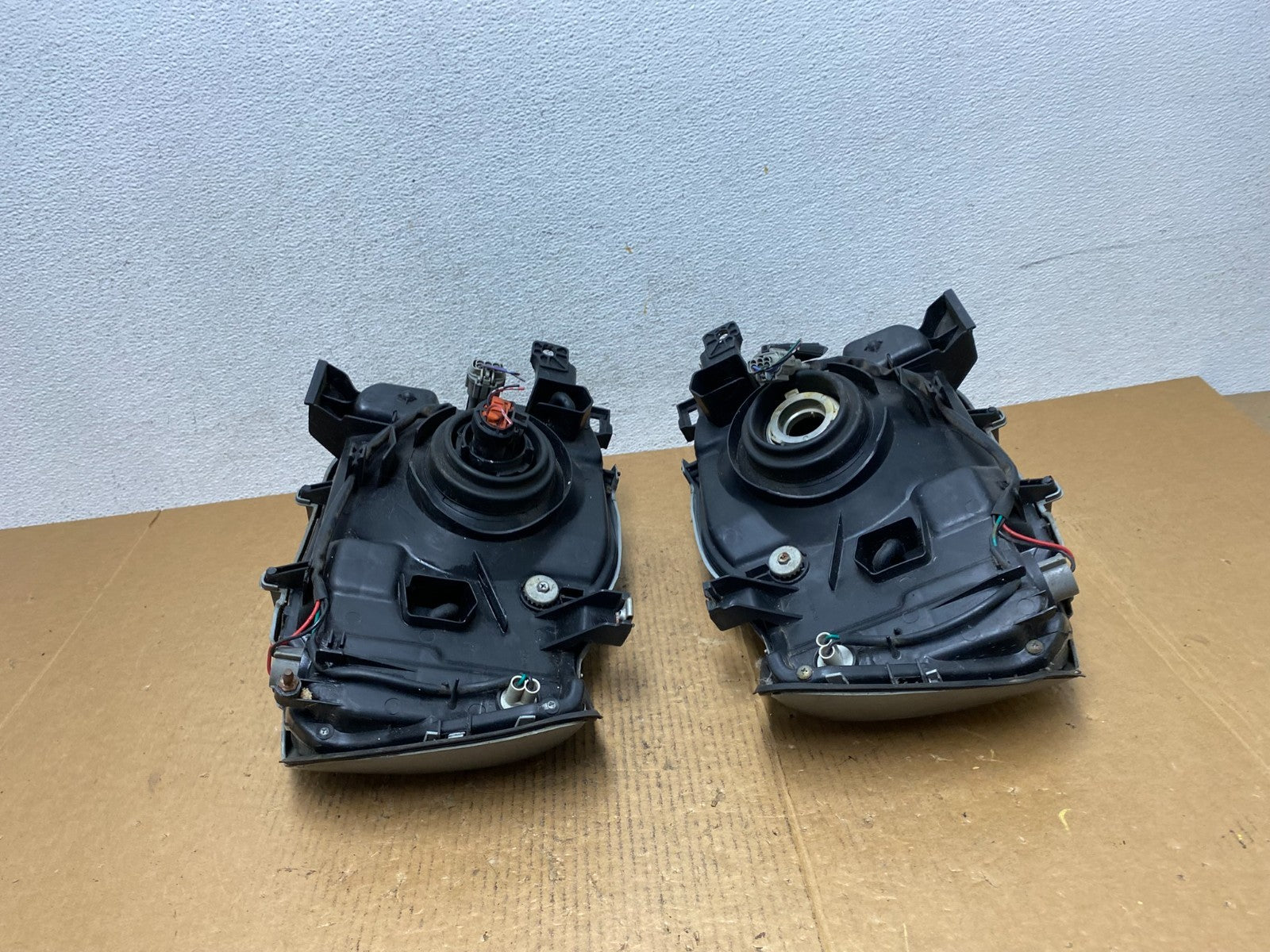 2002 2003 2004 Nissan Xterra Left+Right Side Headlights AE0292 DW8