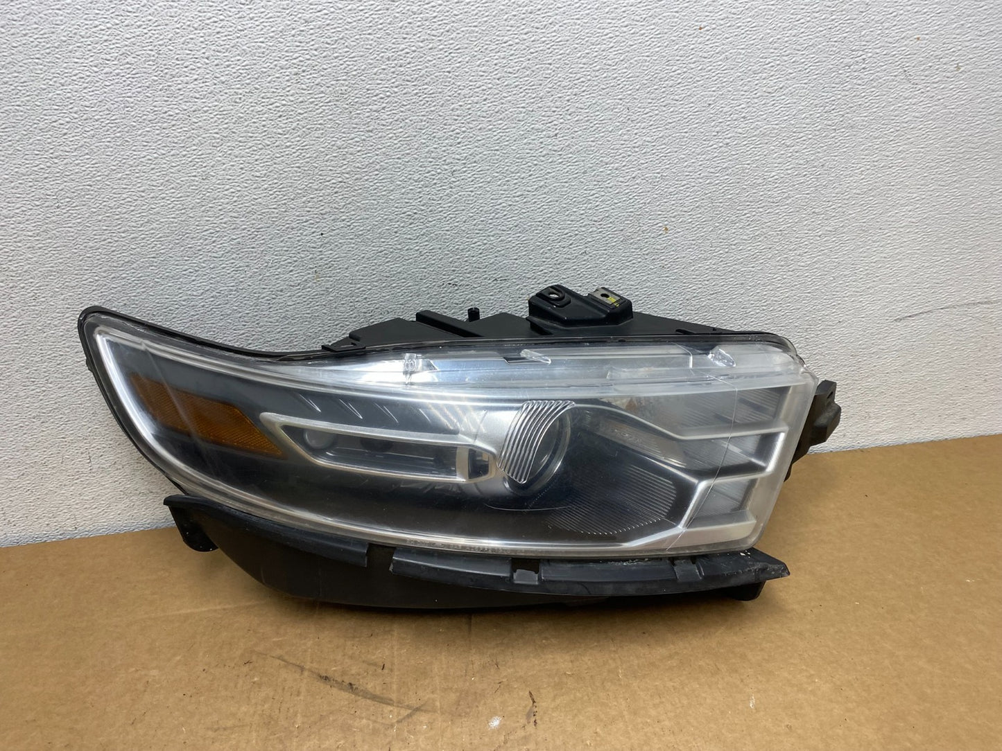 2013 to 2019 Ford Taurus Right Passenger RH Side Headlight Halogen AD6036 DW0