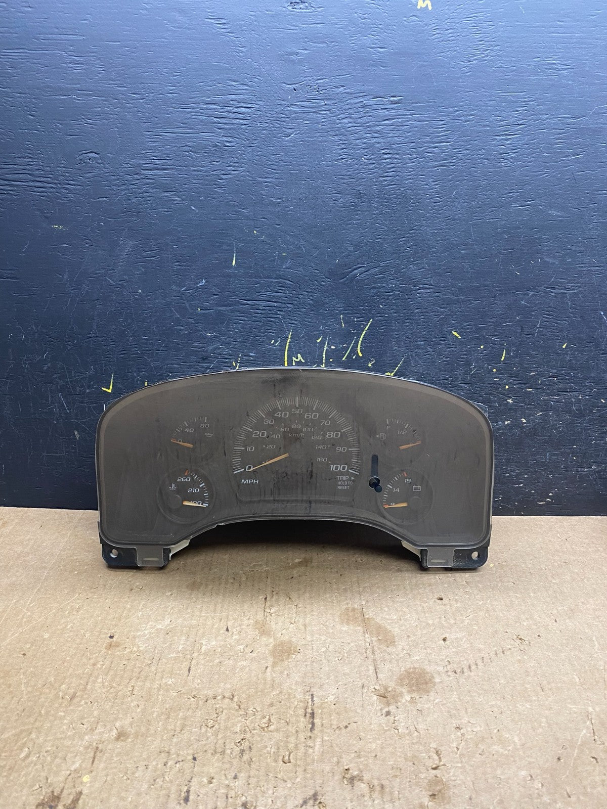 2004 to 2007 Chevrolet Express Speedometer Cluster Gauge OEM  z7129 DG0