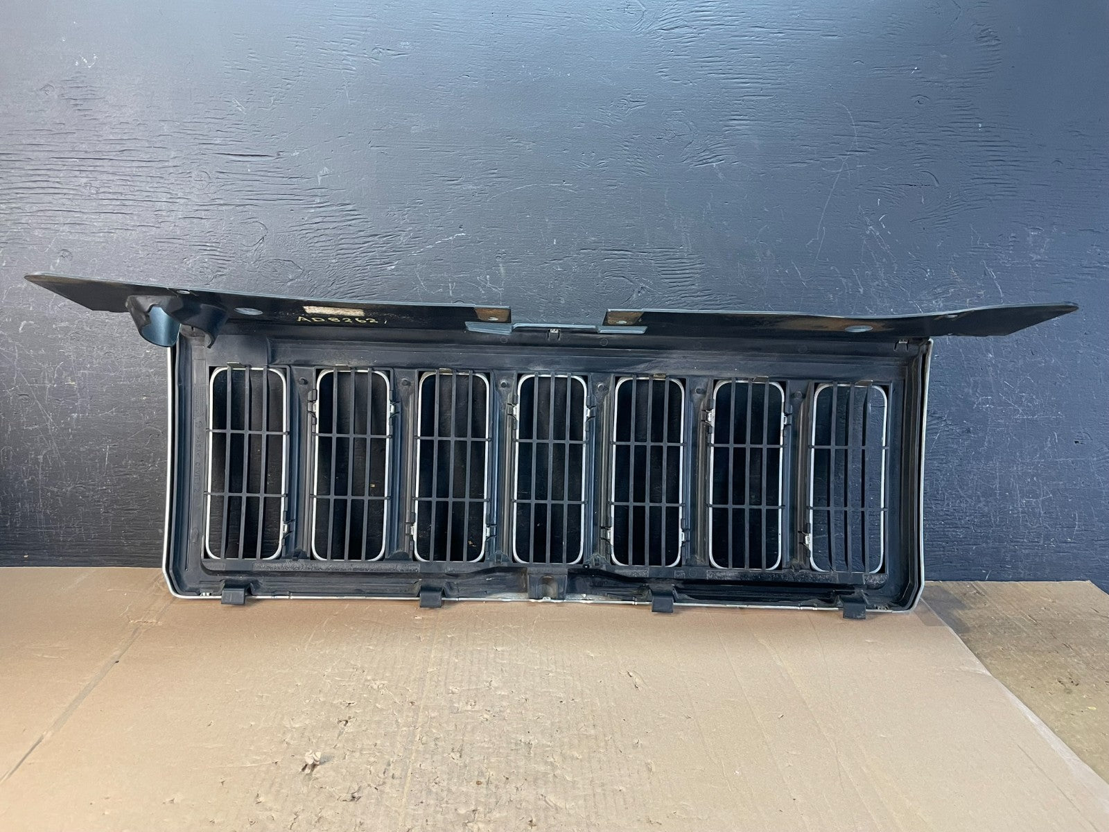 2006 to 2010 Jeep Commander Front Upper Grill Grille ad8262 DG3