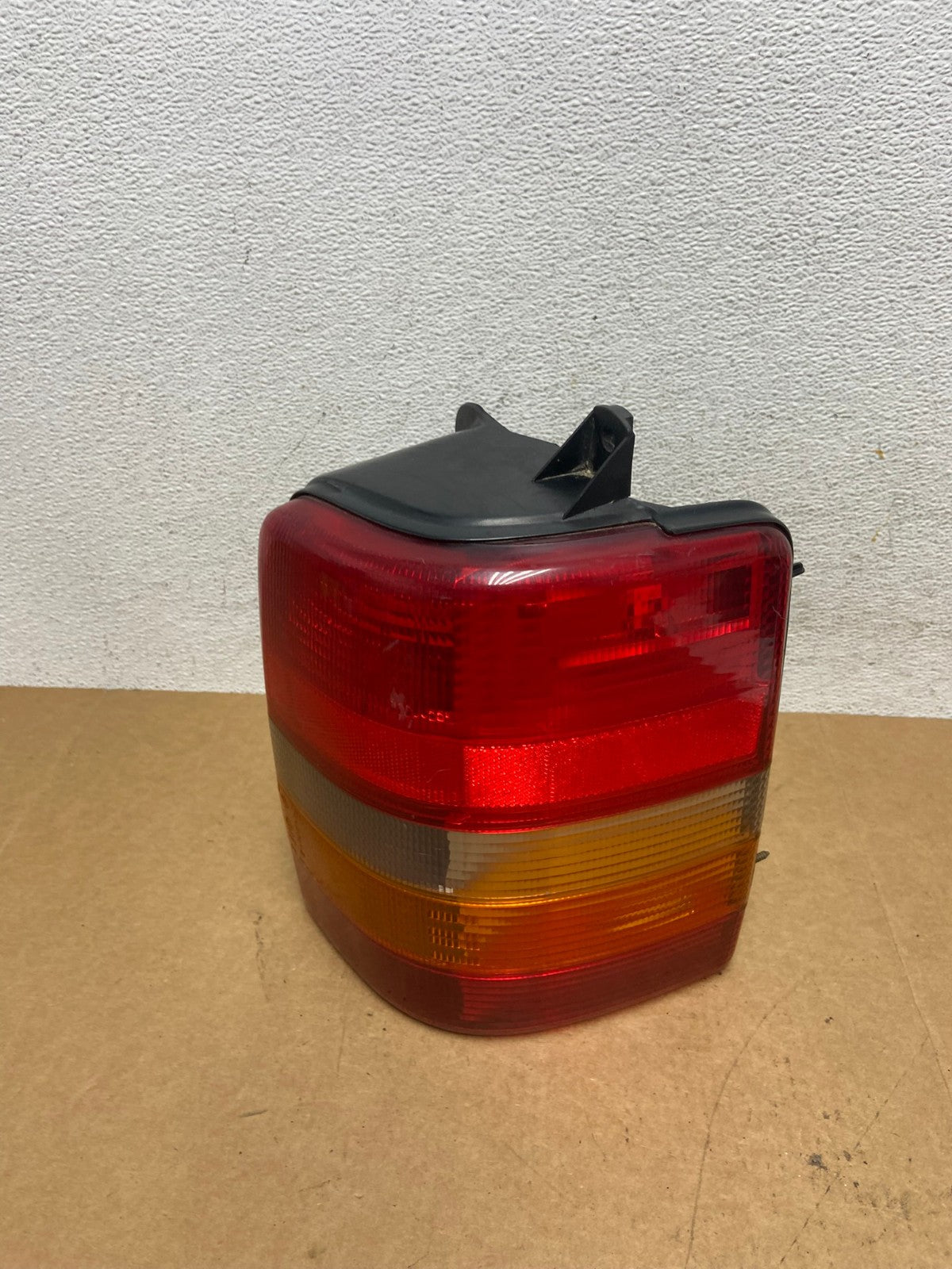 1993-1998 Jeep Grand Cherokee ZJ Right Passenger Side Rh Tail Light AE2955 LK0