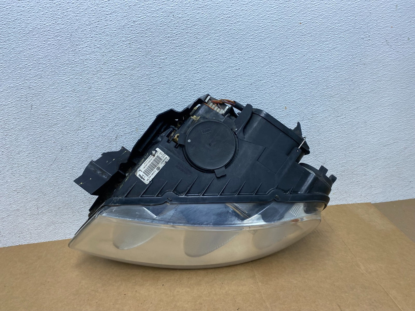 2004 to 2007 Volkswagen Touareg Left Driver Halogen Headlight AE2938 DW8