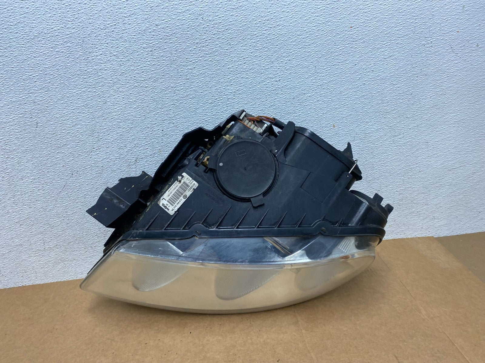 2004 to 2007 Volkswagen Touareg Left Driver Halogen Headlight AE2938 DW8