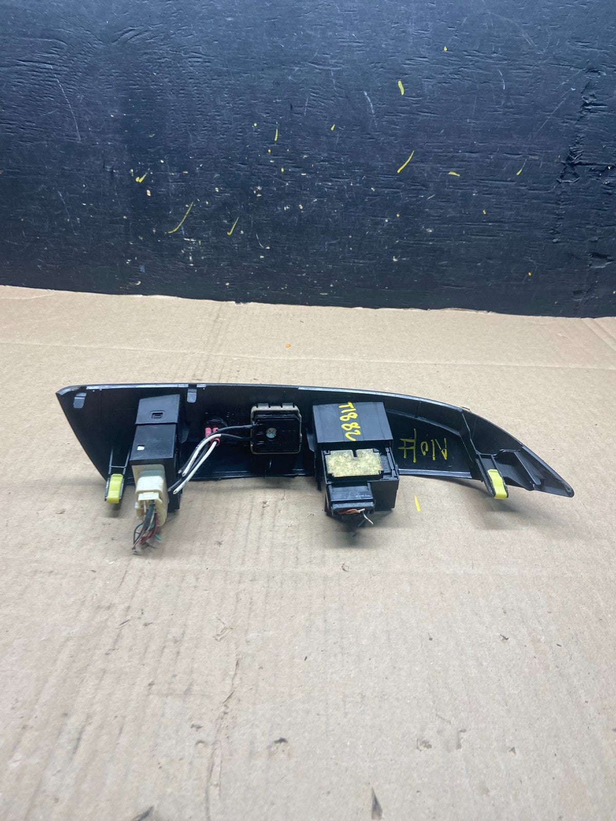2004 to 2010 Toyota Sienna Left Side Climate Switches Bezel Trim T1882 PS3