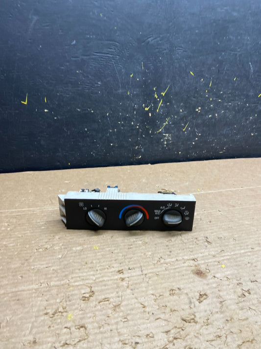 2001 - 2007 GMC Chevrolet Express 1500 Climate Control A/C W3054 DG0
