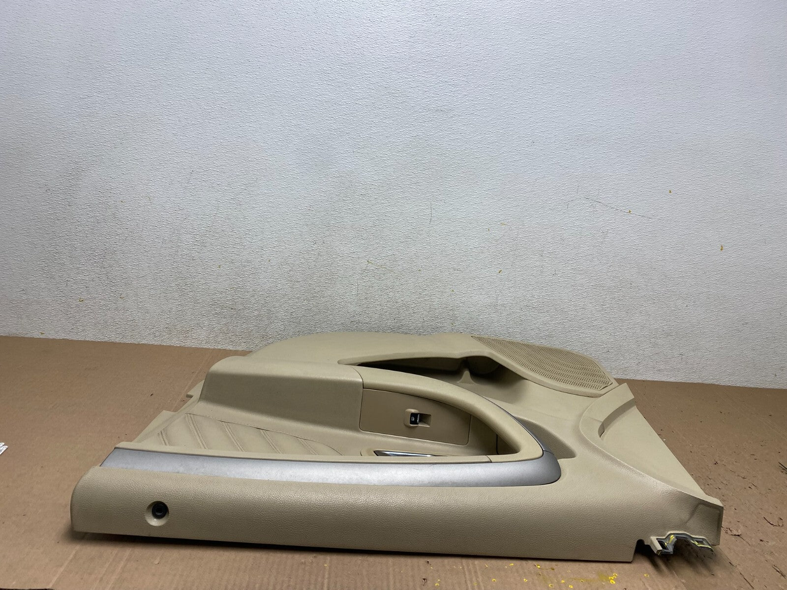 2013 to 2019 Ford Taurus Front Right Passenger Side Interior Door Panel J8121 DG5