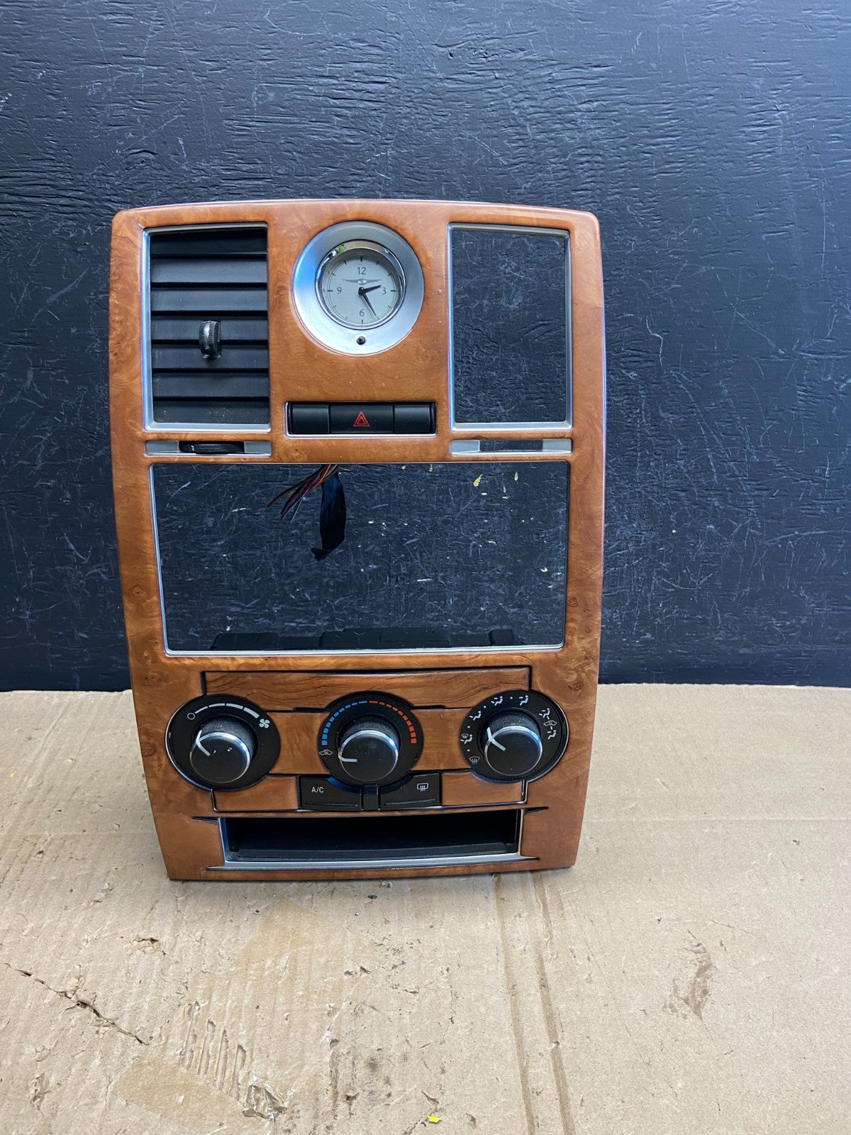 2006 - 2010 Chrysler 300 Dash Climate Temperature Control Radio Bezel AE1955 DG0