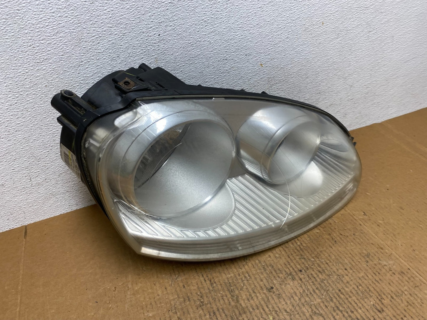 2005 - 2010 Volkswagen Jetta Right Passenger RH Side Headlight Halogen AE1376 DW2