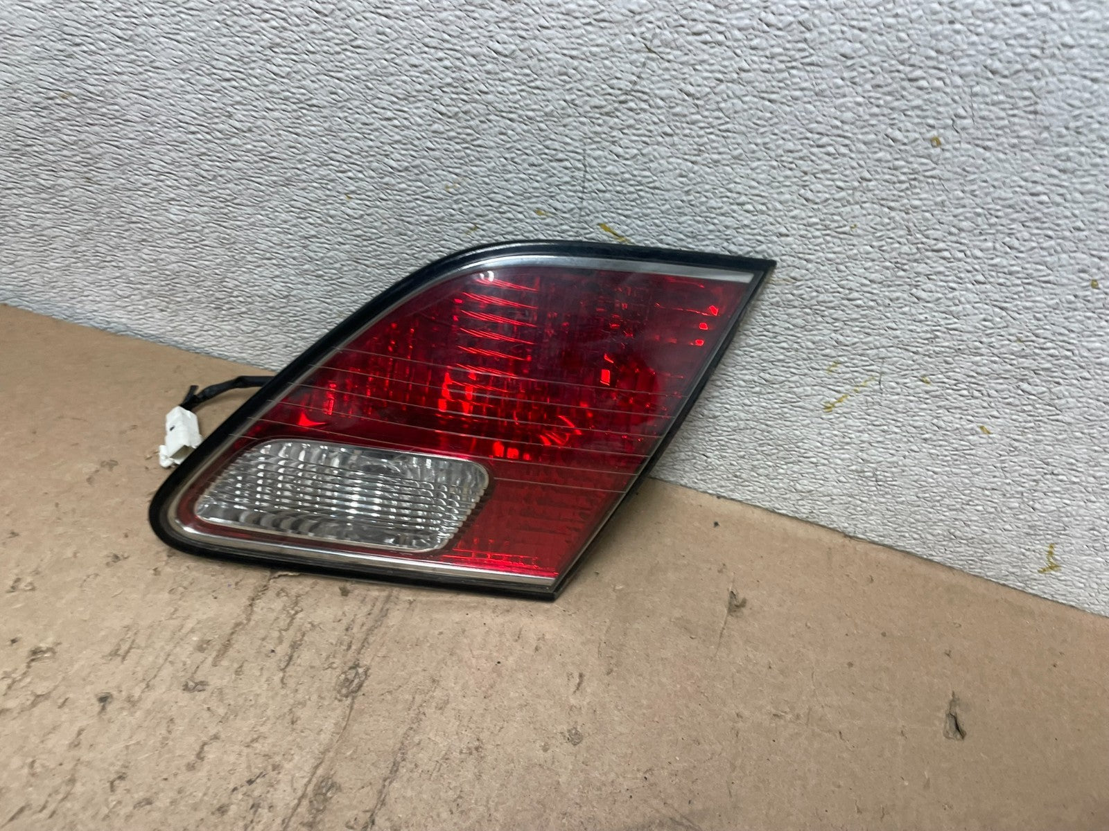 2002 2003 2004 Lexus Es300 Es330 Right Passenger Inner Tail Light Oem Q4927 DW1