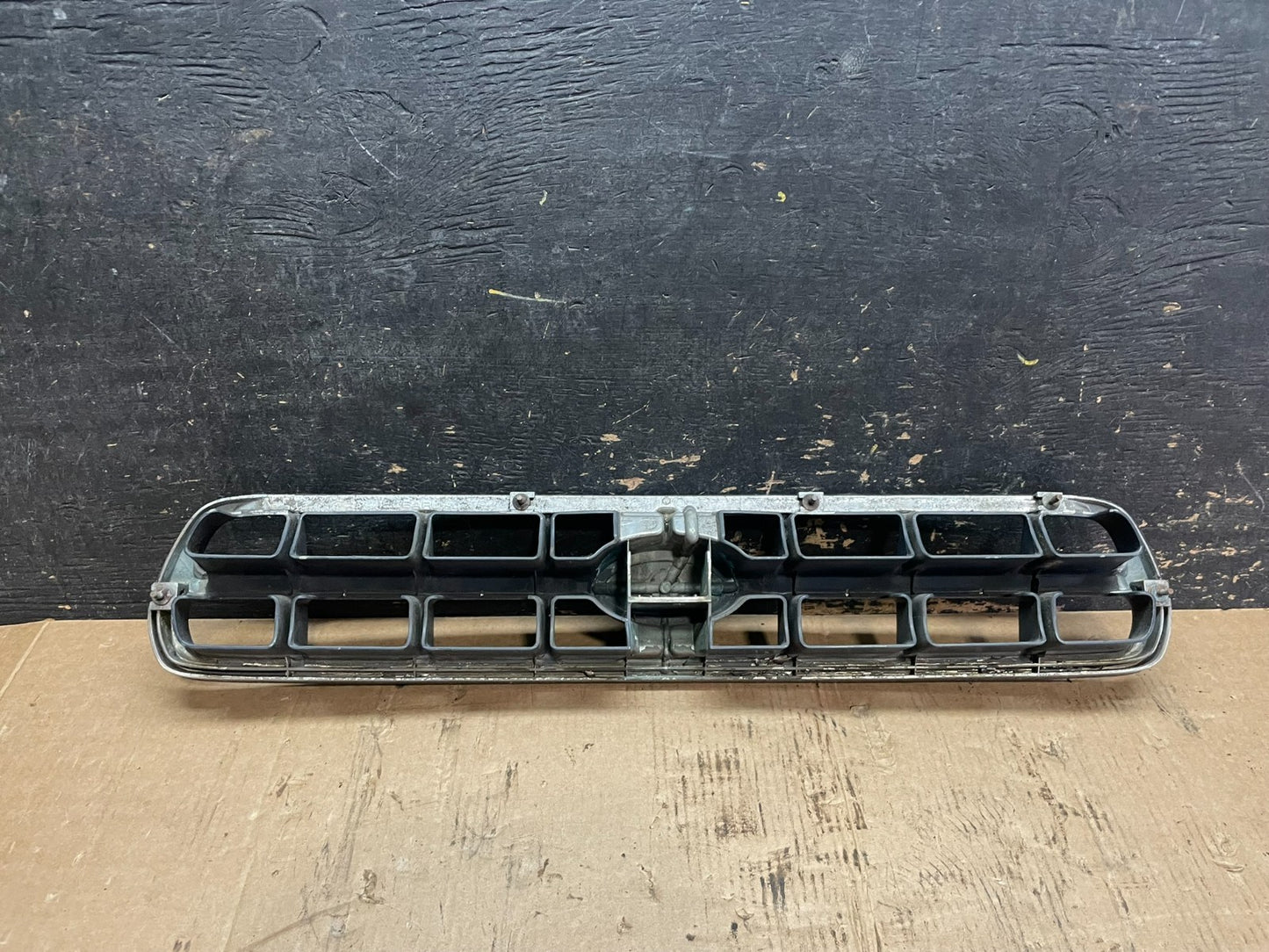 2000 to 2002 Subaru Legacy Outback Grill Grille OEM Z5840 DG7