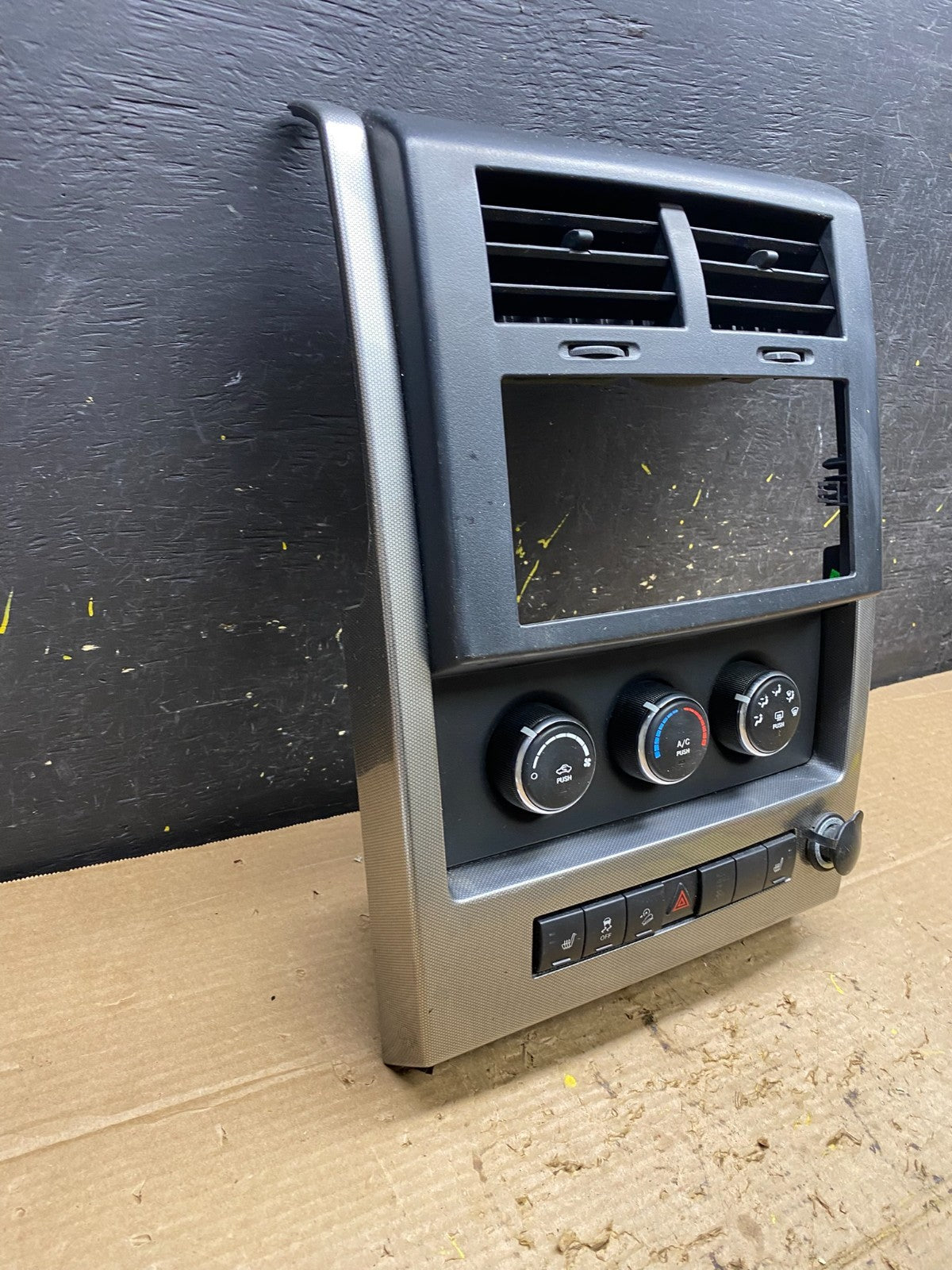 2008 to 2012 Jeep Liberty Dash Climate Temperature Control Radio Bezel x1341 DG2