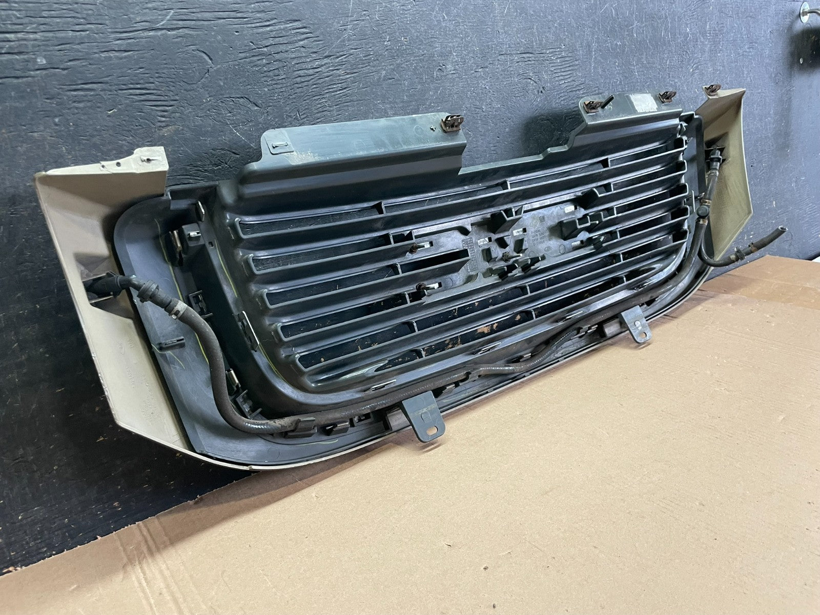 2002 to 2009 Gmc Envoy Front Upper Grill Grille OEM Z8590 DG8
