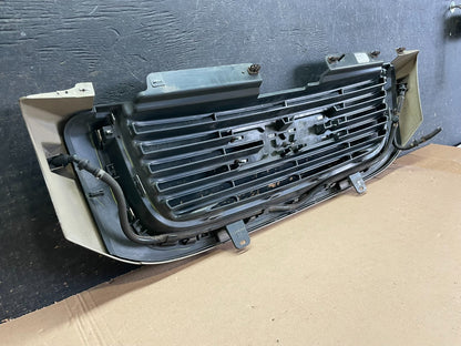 2002 to 2009 Gmc Envoy Front Upper Grill Grille OEM Z8590 DG8
