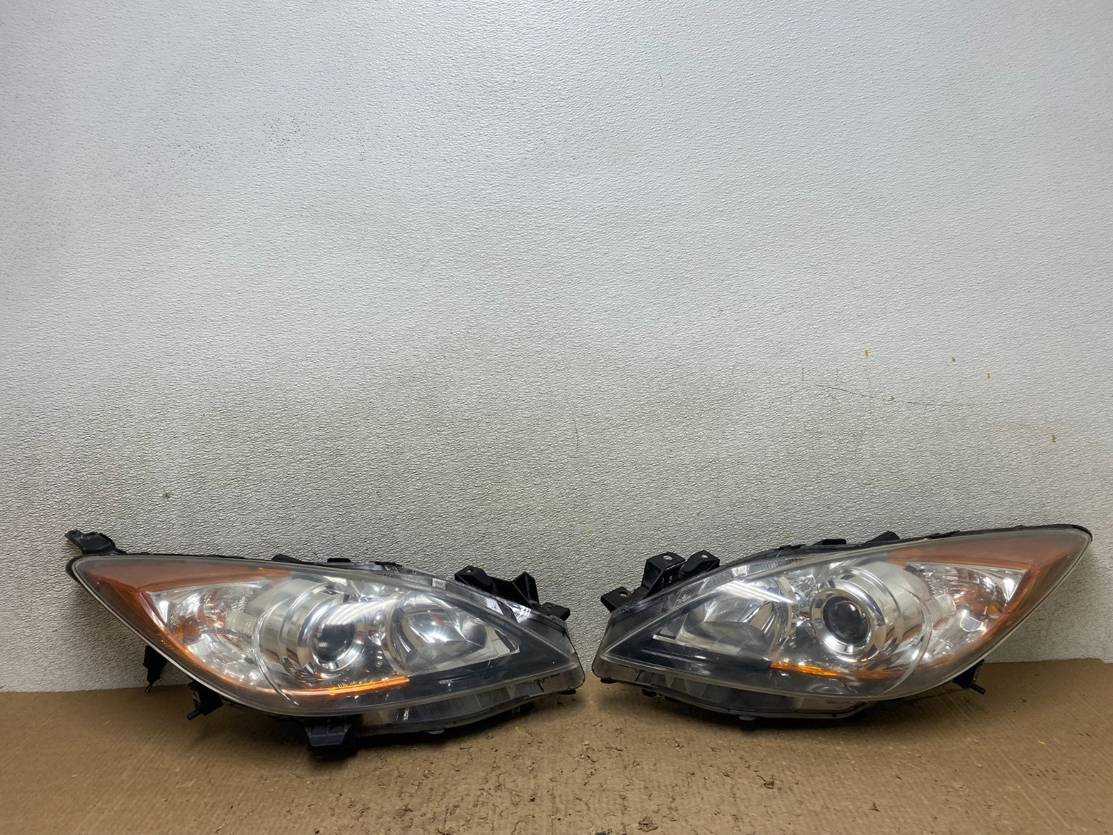 2010-2013 Mazda 3 Halogen Left+Right Side Headlights W8332 DW0
