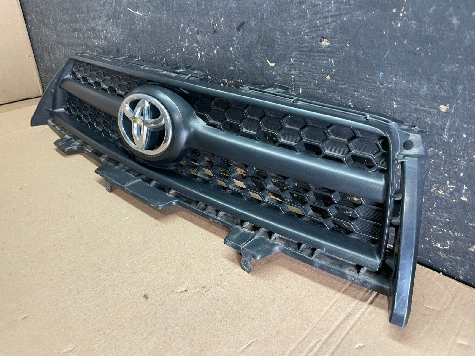 2009 to 2012 Toyota RAV4 Front Upper Grill Grille OEM Z8577 DG2