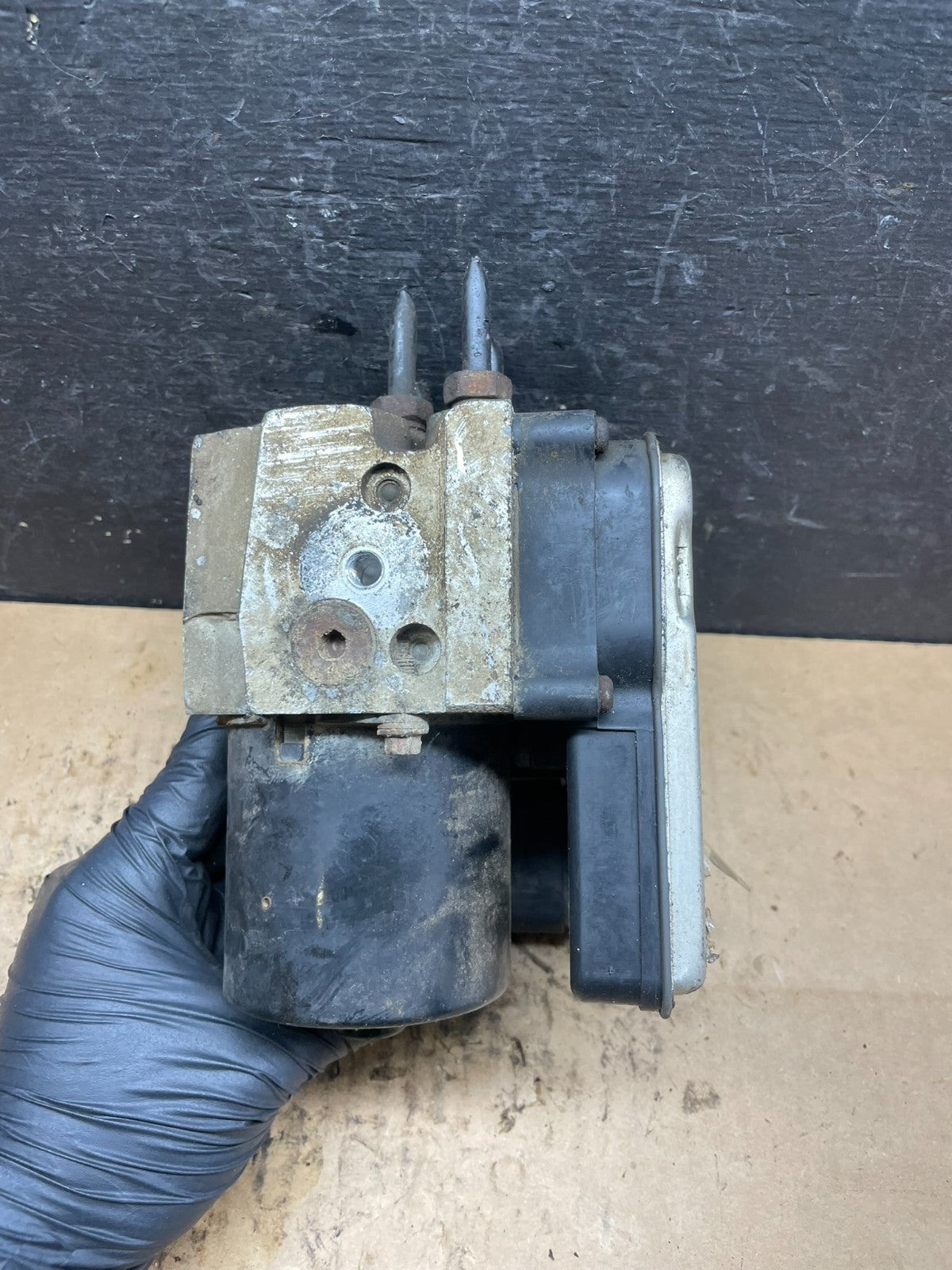 2004-2006 Chevrolet Express ABS Pump Control OEM 13567115 Module R4365 DG3
