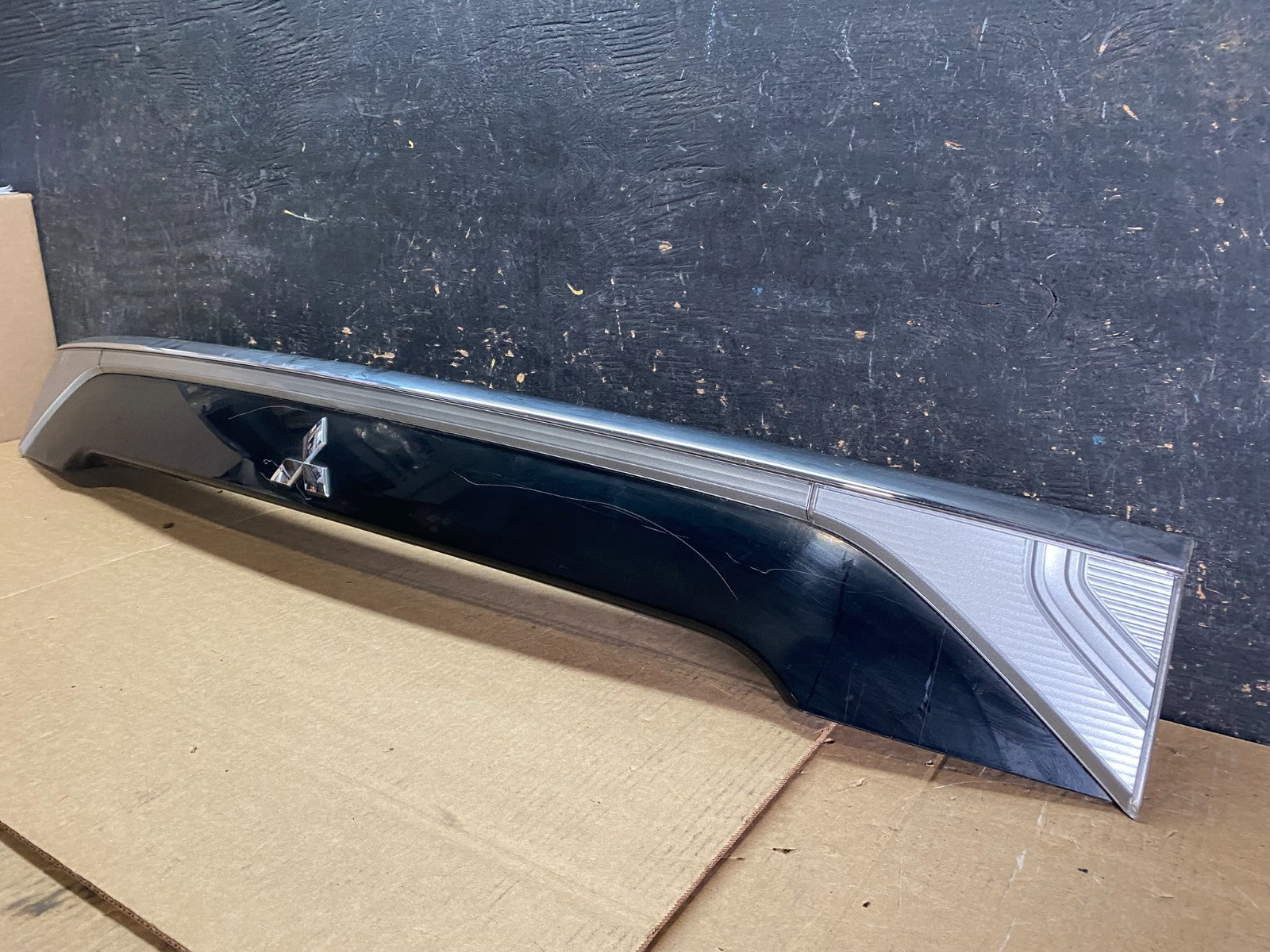 2014-2015 Mitsubishi Outlander Trunk Tailgate Liftgate Center Panel Y9305 DG1