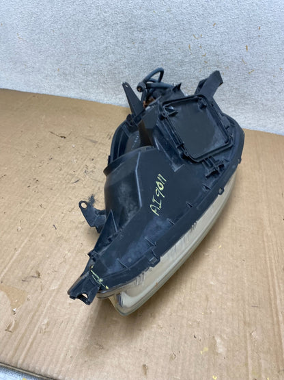 2004-2005 Toyota Sienna Right Passenger Halogen Headlight AI9011 DW9