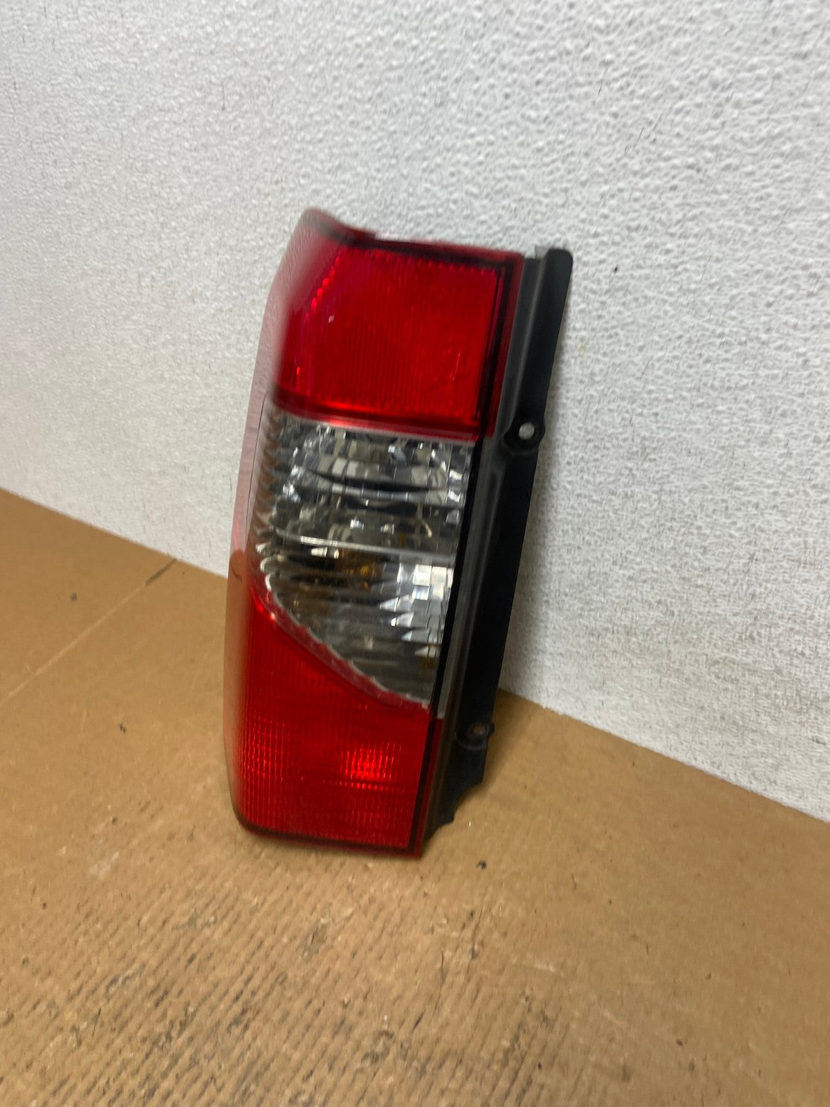 2002 2003 2004 Nissan Xterra Left Driver Side Tail Light AE1460 LK1