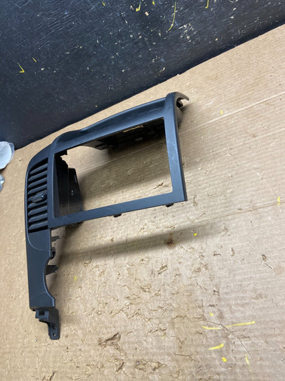 2006-2012 Hyundai Entourage Sedona Center Radio Clock Bezel Air Vent W3037  DG2