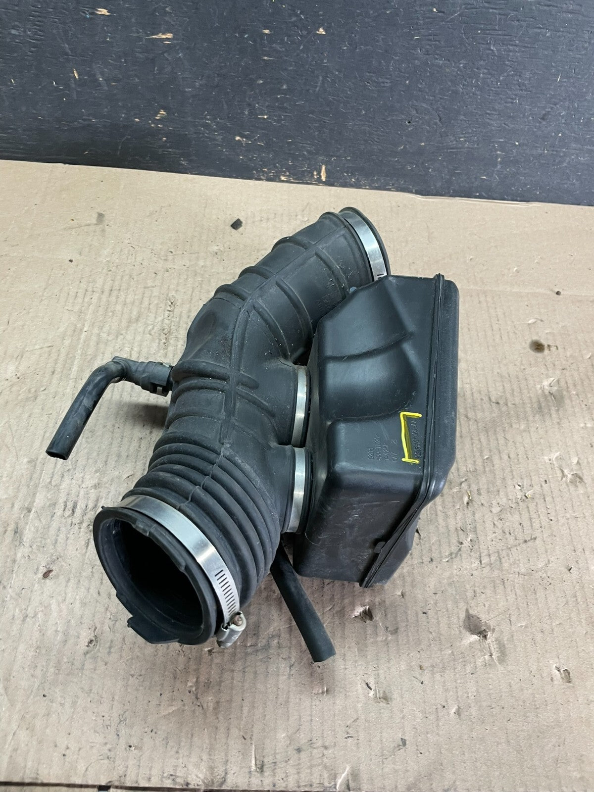 2009 to 2012 Ford Flex Taurus Lincoln Mks Air Hose Duct Tube OEM M8934 DG6