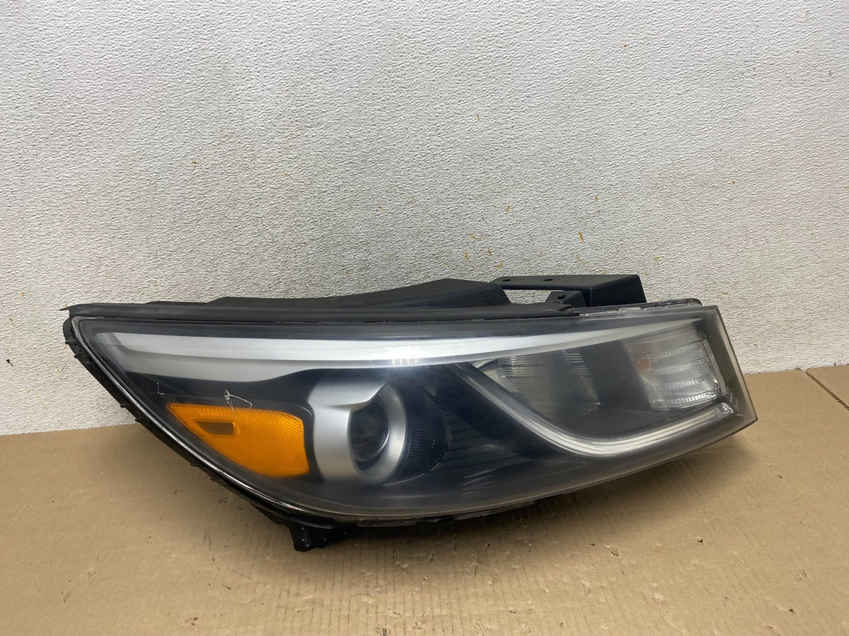2015-2018 Kia Sedona Right Passenger RH Side Headlight Halogen AI2209 DW0