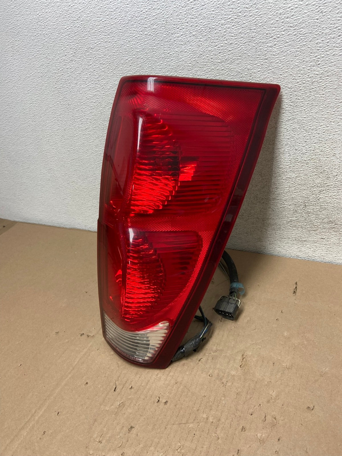 2002 - 2006 Chevrolet Avalanche Right Passenger Rh Side Tail Light AG6729 LK1