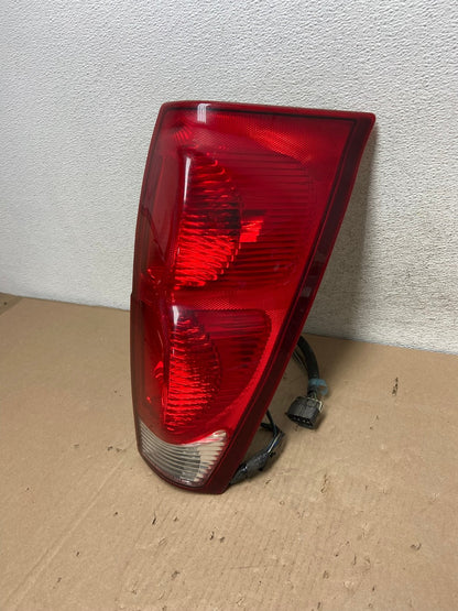 2002 - 2006 Chevrolet Avalanche Right Passenger Rh Side Tail Light AG6729 LK1