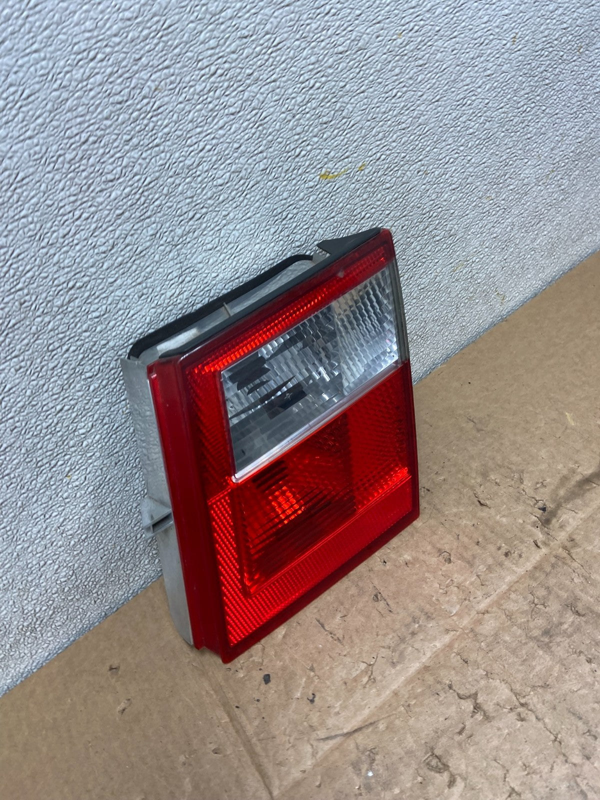 2002 2003 2004 2005 Saab 9-5 Sedan Right Passenger Inner Tail Light Oem Y8997 DG2