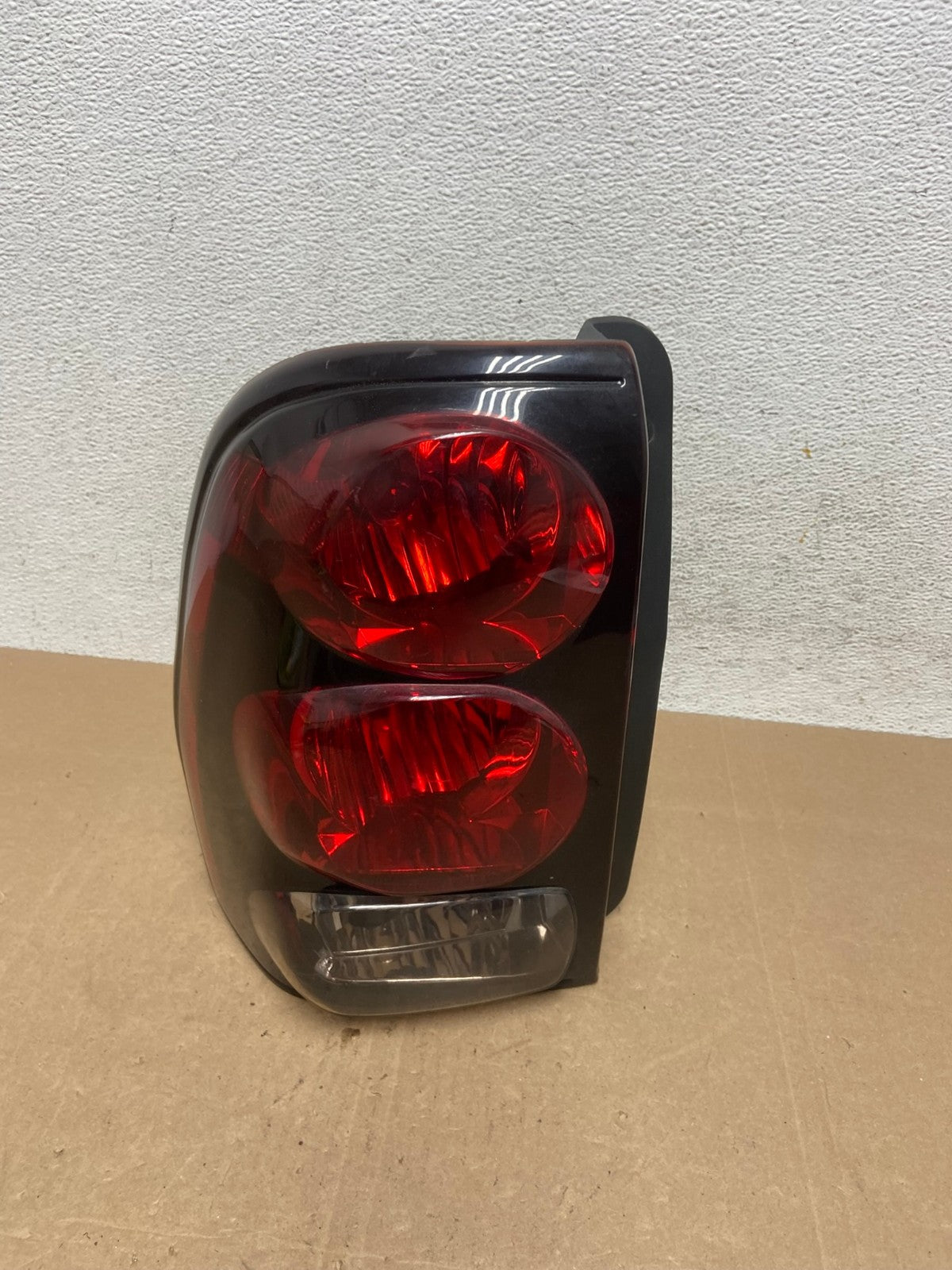 2002 to 2009 Chevrolet Trailblazer Left Driver LH Side Tail Light AE5044 LK0