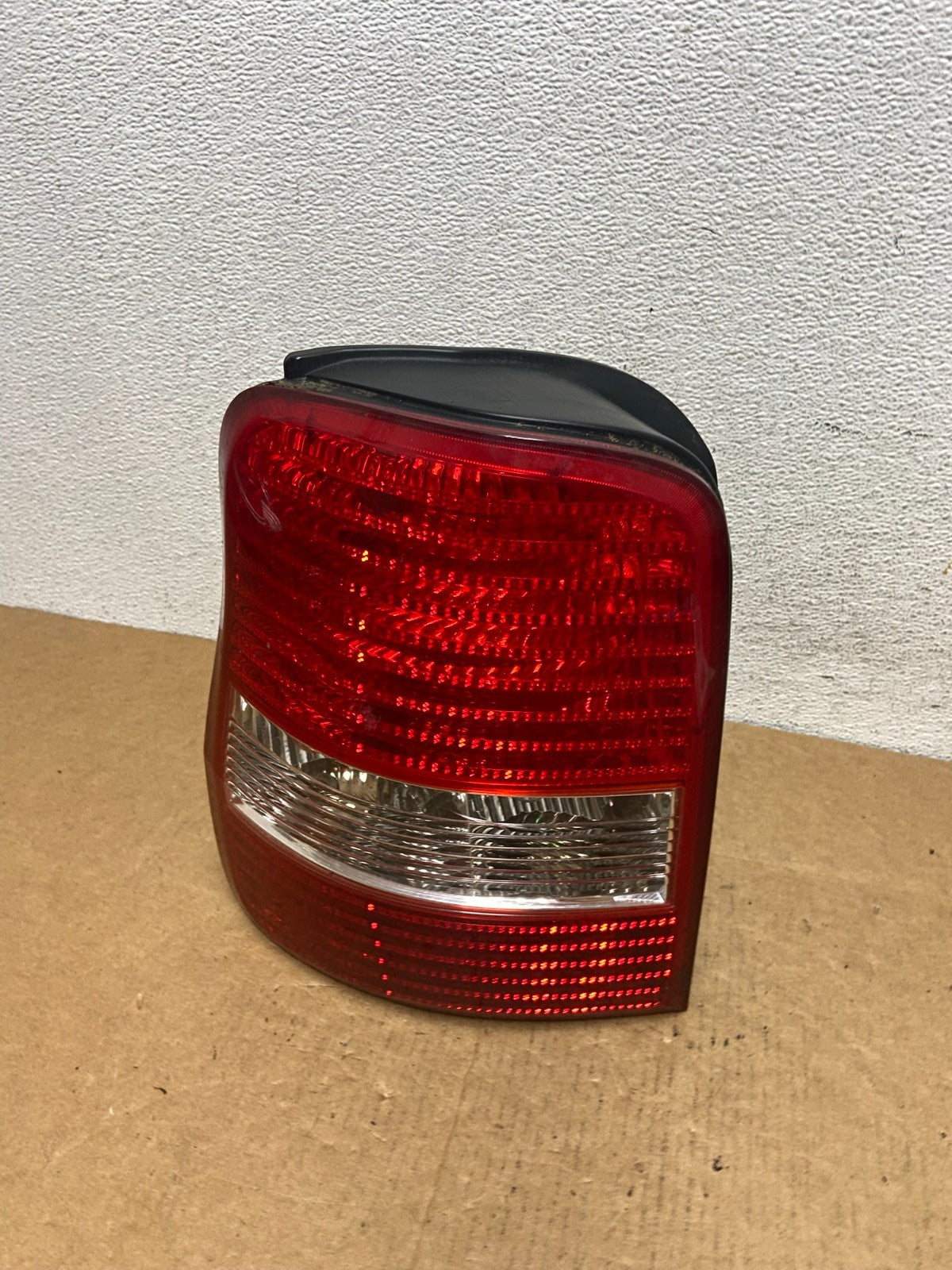 2003 2004 2005 Kia Sedona Left Driver LH Side Tail Light AD4558 DW0