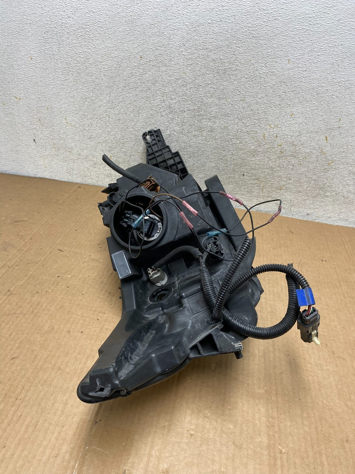 2013 to 2019 Ford Taurus Left Driver LH Side Headlight Halogen AI8755 DW13